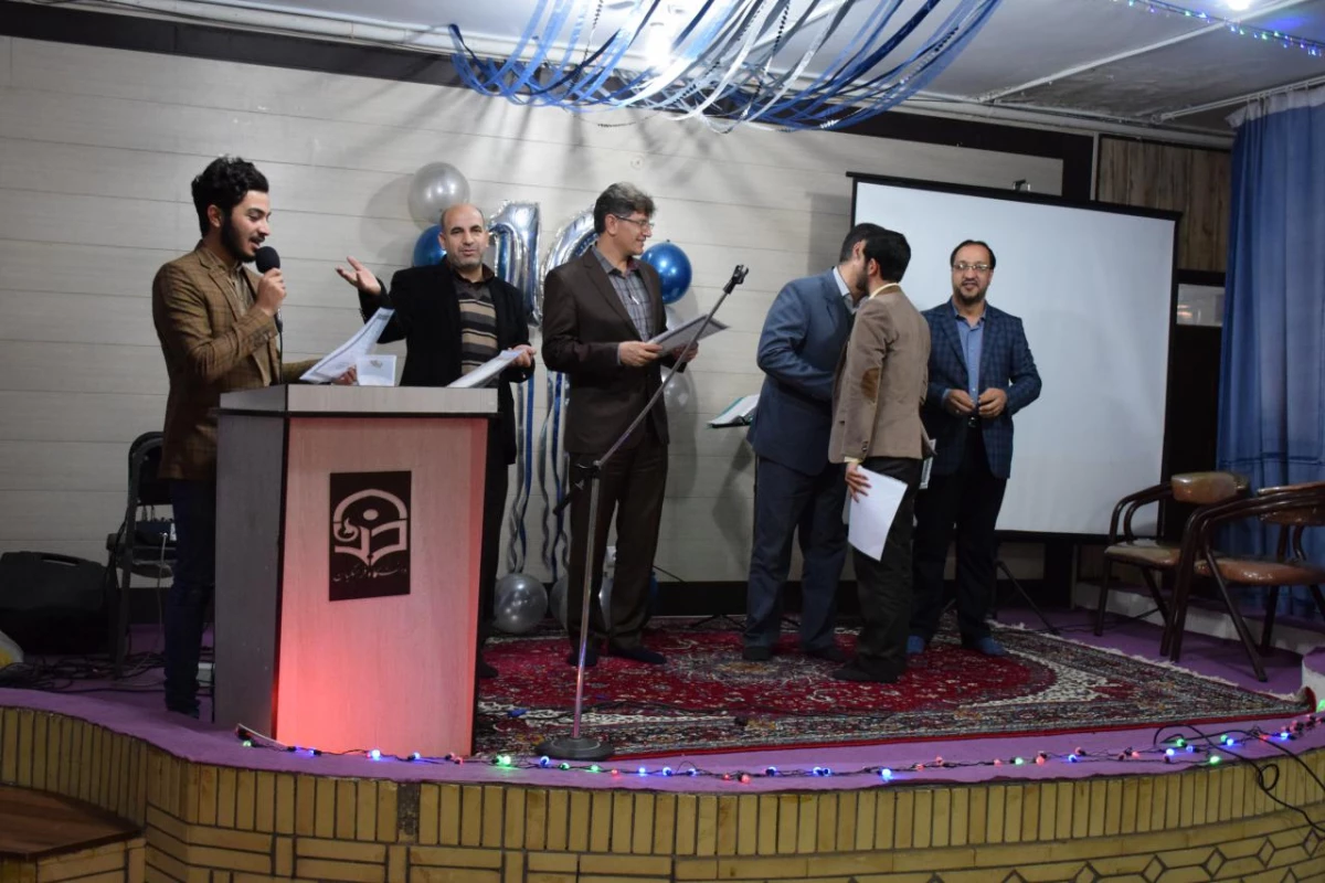 به همت اعضای شورای صنفی برگزار شد :
جشن باشکوه روز دانشجو و تجلیل از دانشجویان برتر 5