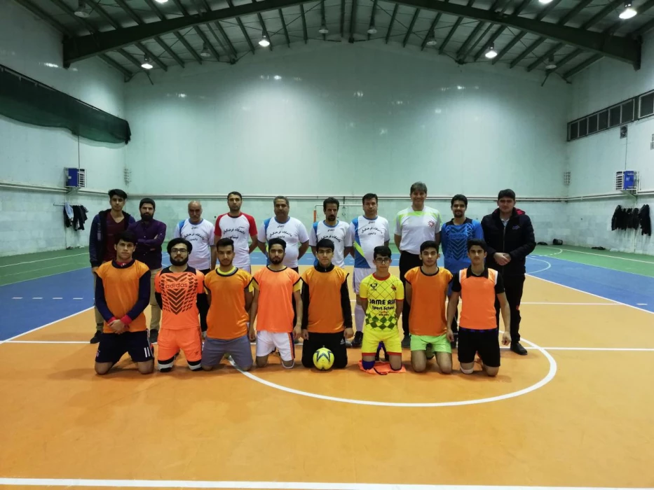 با حضور تیم های ورزشی انجام شد : 
مسابقه دوستانه بین تیم های اساتید و کارکنان و تیم دانشجویان واحد دانشور