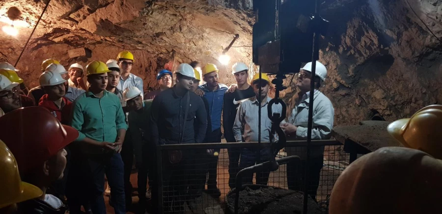 بمناسبت هفته سراهای دانشجویی و هفته سرآمدی آموزش برگزار شد : 
بازدید علمی دانشجویان از معادن فیروزه و نمک شهرستان نیشابور 6