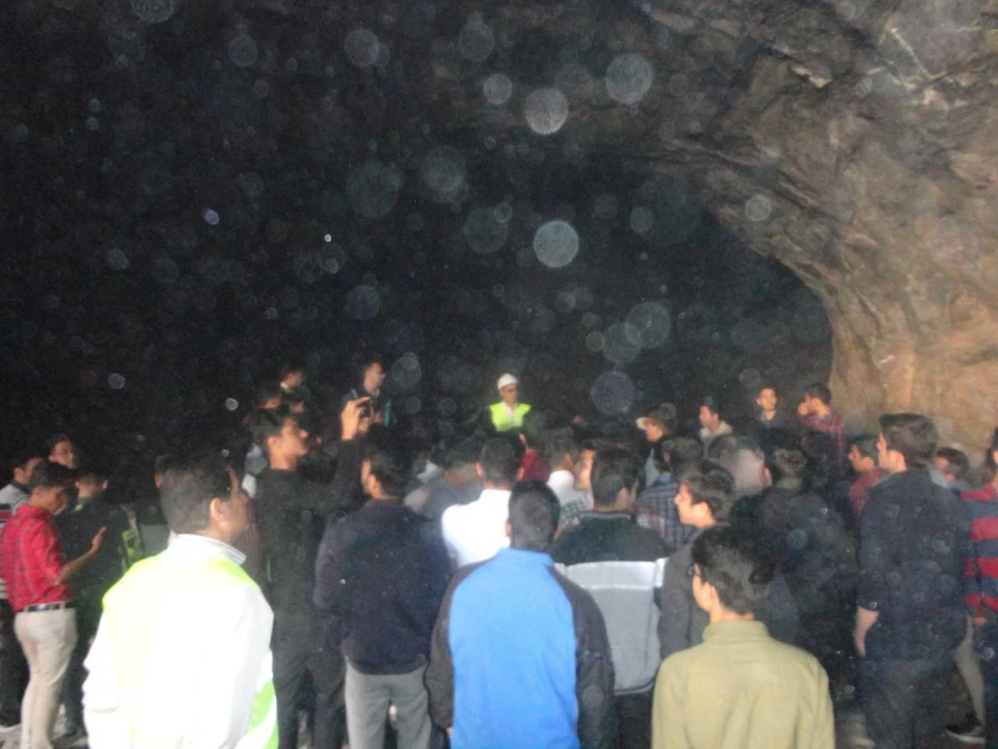 بمناسبت هفته سراهای دانشجویی و هفته سرآمدی آموزش برگزار شد : 
بازدید علمی دانشجویان از معادن فیروزه و نمک شهرستان نیشابور 9