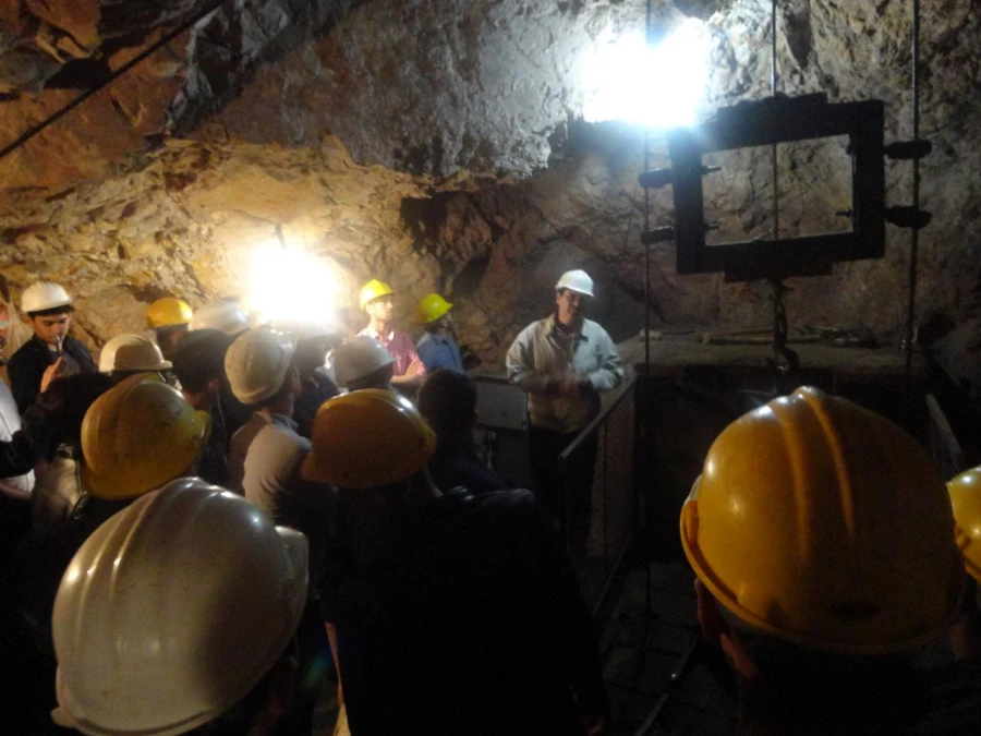 بمناسبت هفته سراهای دانشجویی و هفته سرآمدی آموزش برگزار شد : 
بازدید علمی دانشجویان از معادن فیروزه و نمک شهرستان نیشابور 10