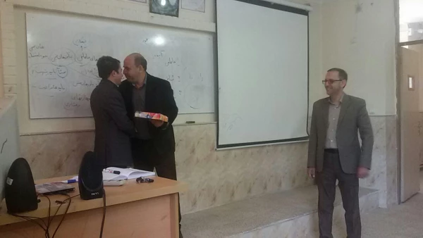 همزمان با روز روانشناس و مشاور برگزار شد : 
تجلیل از دو نفر اساتید مشاوره  و روانشناسی واحد دانشور 3