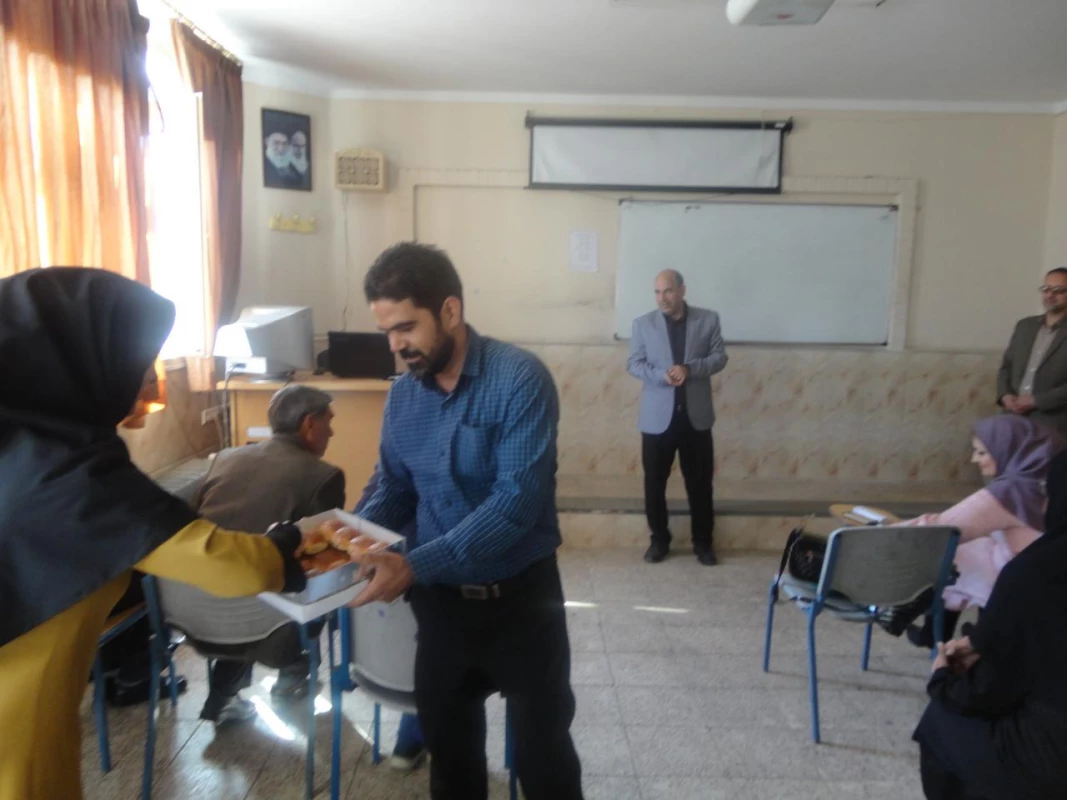 همزمان با هفته سرآمدی آموزش و بزرگداشت مقام معلمان انجام شد : 
حضور در کلاسهای درس و اهدای گل و شیرینی به دانشجویان  و اساتید 2