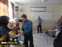 همزمان با هفته سرآمدی آموزش و بزرگداشت مقام معلمان انجام شد : 
حضور در کلاسهای درس و اهدای گل و شیرینی به دانشجویان  و اساتید 2