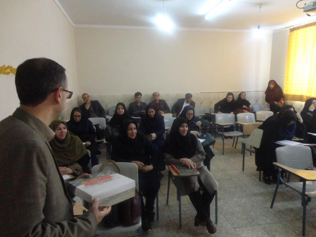 همزمان با هفته سرآمدی آموزش و بزرگداشت مقام معلمان انجام شد : 
حضور در کلاسهای درس و اهدای گل و شیرینی به دانشجویان  و اساتید 5