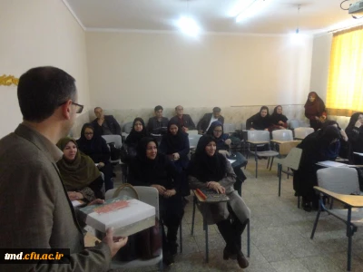 همزمان با هفته سرآمدی آموزش و بزرگداشت مقام معلمان انجام شد : 
حضور در کلاسهای درس و اهدای گل و شیرینی به دانشجویان  و اساتید