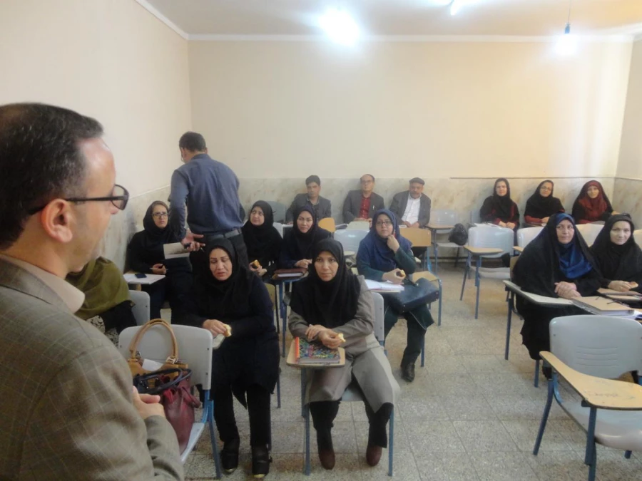 همزمان با هفته سرآمدی آموزش و بزرگداشت مقام معلمان انجام شد : 
حضور در کلاسهای درس و اهدای گل و شیرینی به دانشجویان  و اساتید 6