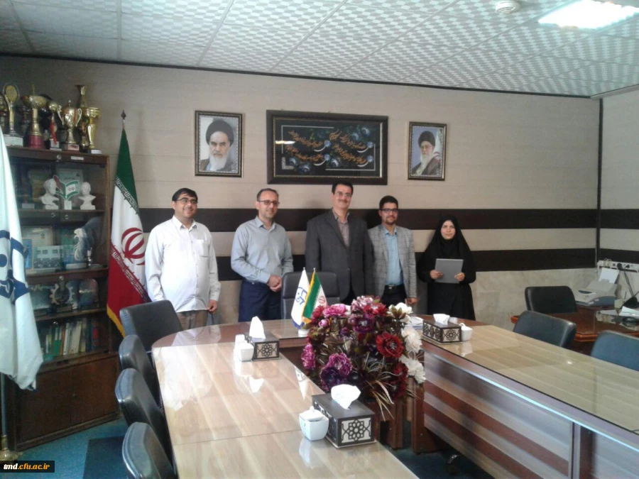 با حضور اعضای شورای صنفی دانشجویان واحد دانشور برگزار شد : 
تقدیر از سرکار خانم اولادی مسئول روابط عمومی واحد دانشور نیشابور  2