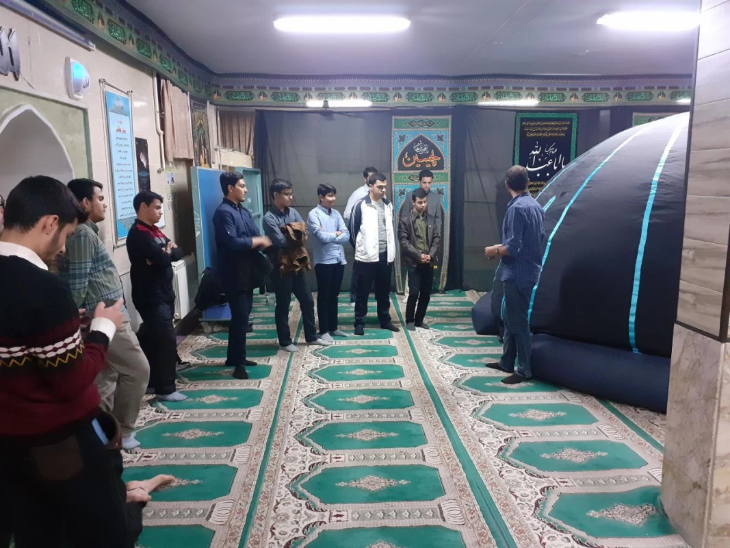 در راستای آشناییِ دانشجومعلمان با  نجوم و ناشناخته های آسمان در دانشگاه فرهنگیان واحد نیشابور برگزارشد:
تماشای آسمان شب در فانوس خیال  3