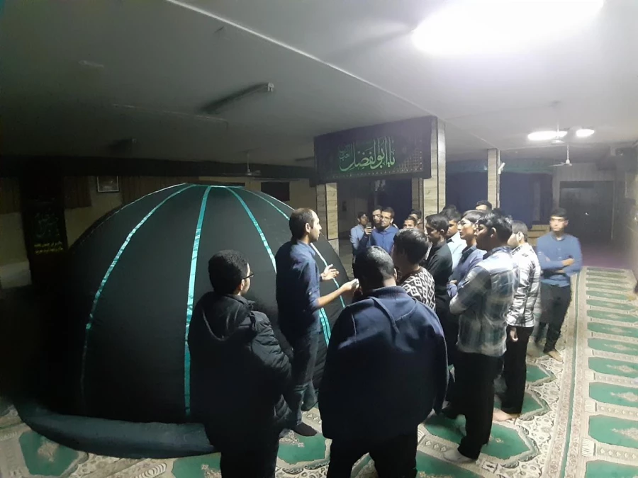 در راستای آشناییِ دانشجومعلمان با  نجوم و ناشناخته های آسمان در دانشگاه فرهنگیان واحد نیشابور برگزارشد:
تماشای آسمان شب در فانوس خیال  8