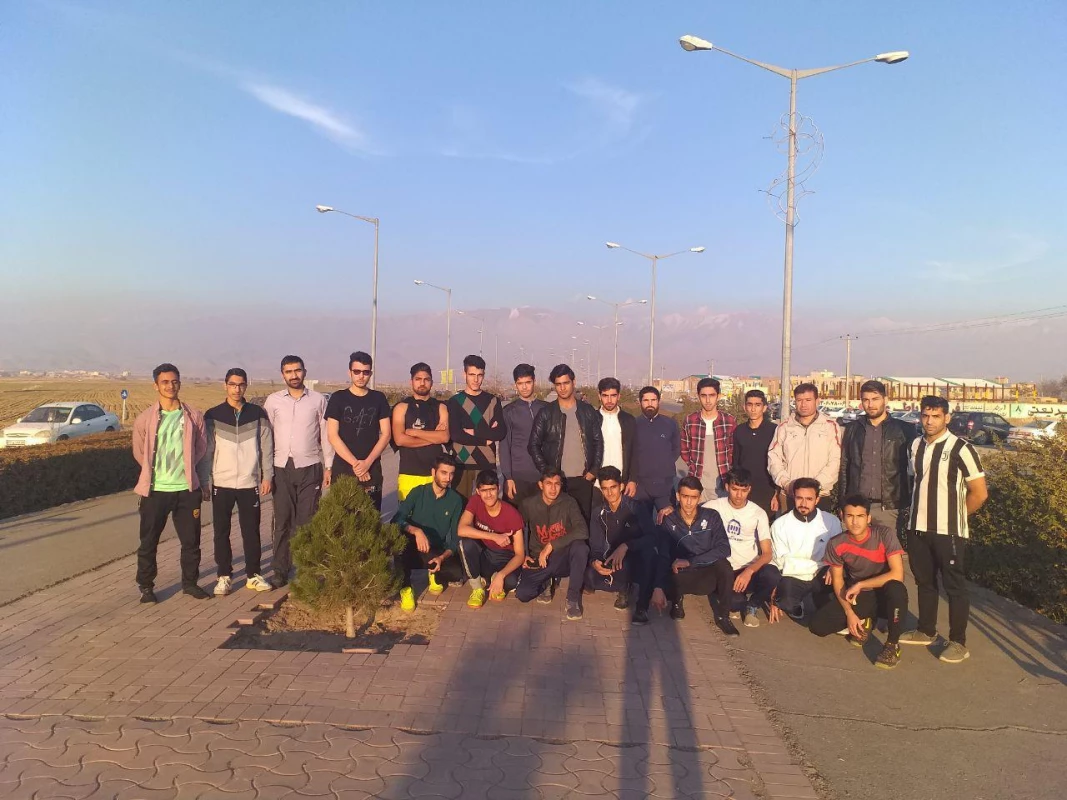 به همت انجمن ورزشی واحد دانشور و همزمان با  فرارسیدن روز دانشجو انجام شد : 
برگزاری مسابقه دو استقامت  3