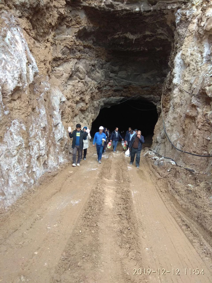 همزمان با هفته پژوهش انجام شد : 
بازدید دانشجویان مقطع کارشناسی ناپیوسته از معادن نمک و فیروزه نیشابور  3