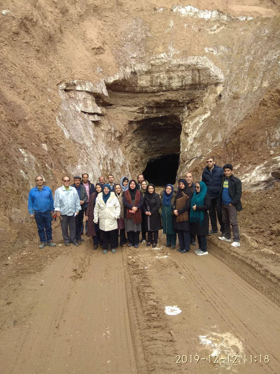 همزمان با هفته پژوهش انجام شد : 
بازدید دانشجویان مقطع کارشناسی ناپیوسته از معادن نمک و فیروزه نیشابور  4