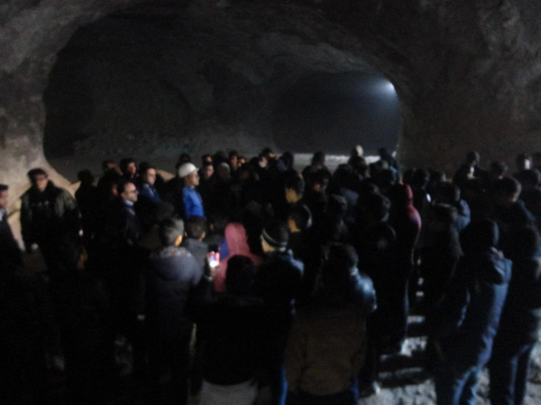 همزمان با هفته پژوهش انجام شد : 
بازدید علمی دانشجویان از معاون فیروزه و نمک شهرستان نیشابور  4