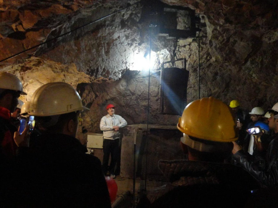 همزمان با هفته پژوهش انجام شد : 
بازدید علمی دانشجویان از معاون فیروزه و نمک شهرستان نیشابور  8