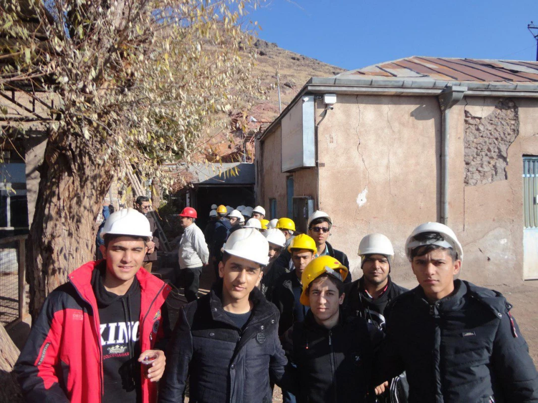 همزمان با هفته پژوهش انجام شد : 
بازدید علمی دانشجویان از معاون فیروزه و نمک شهرستان نیشابور  9