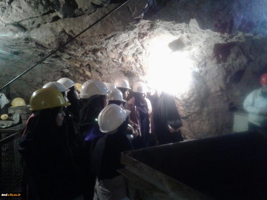 در روزهای پایانی هفته پژوهش و همزمان با اولین روز زمستان انجام شد : 
بازدید دانشجویان خواهر ورودی 98 از معادن فیروزه و نمک شهرستان نیشابور  2