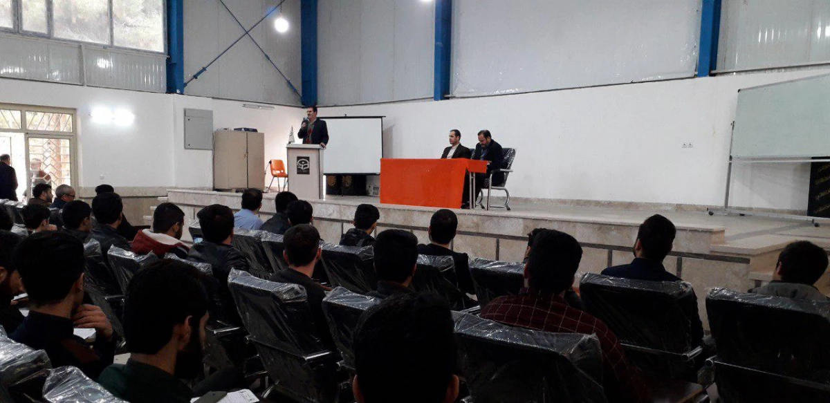 با حضور مسئولین هسته گزینش اداره کل آموزش و پرورش خراسان رضوی انجام شد : 
جلسه پرسش و پاسخ در خصوص مسائل مرتبط با گزینش و تبیین فرایند گزینش دانشجویان در طول مدت تحصیل 2