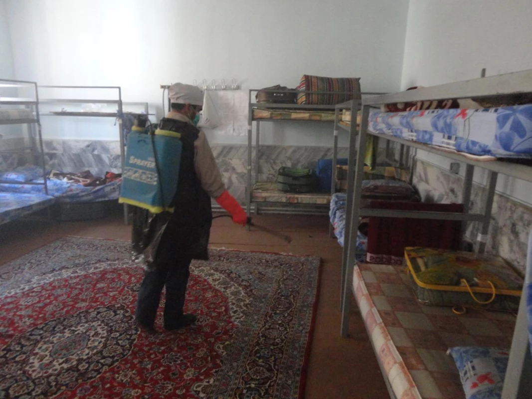 در راستای پیشگیری و مقابله با ویروس کرونا انجام شد : 
ضد عفونی و نظافت عمومی فضای سراهای دانشجویی ، کلاسها ، آشپزخانه و سالن های واحد دانشور  8