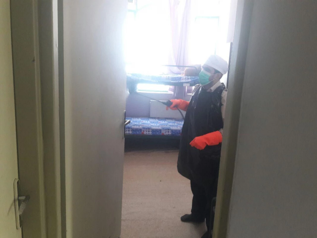 در راستای پیشگیری و مقابله با ویروس کرونا انجام شد : 
ضد عفونی و نظافت عمومی فضای سراهای دانشجویی ، کلاسها ، آشپزخانه و سالن های واحد دانشور  15