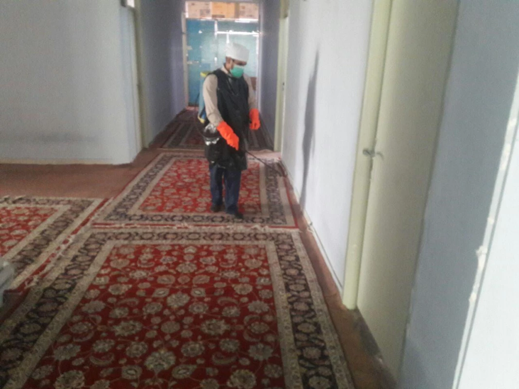 در راستای پیشگیری و مقابله با ویروس کرونا انجام شد : 
ضد عفونی و نظافت عمومی فضای سراهای دانشجویی ، کلاسها ، آشپزخانه و سالن های واحد دانشور  18