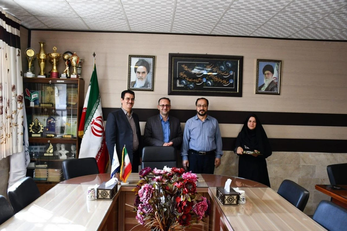 همزمان با روز روابط عمومی و ارتباطات برگزار شد : 
تجلیل از سرکار خانم اولادی مسئول روابط عمومی واحد دانشور نیشابور 2