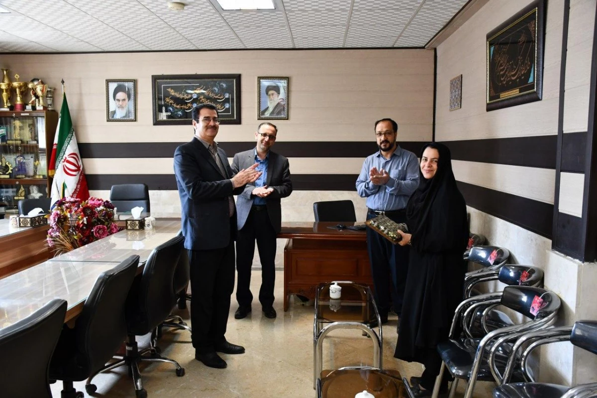 همزمان با روز روابط عمومی و ارتباطات برگزار شد : 
تجلیل از سرکار خانم اولادی مسئول روابط عمومی واحد دانشور نیشابور 2