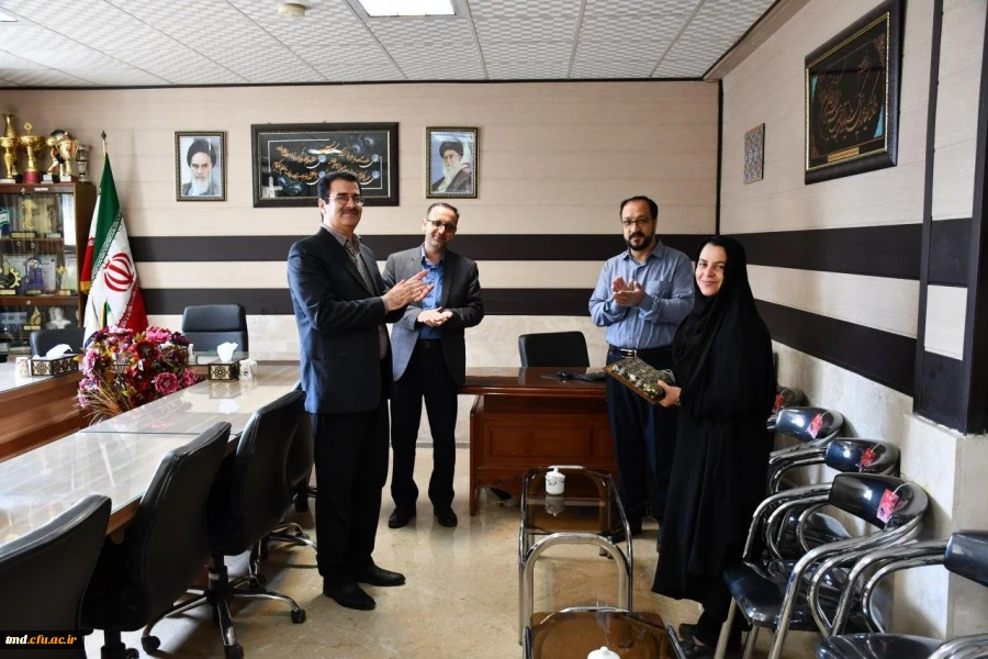 همزمان با روز روابط عمومی و ارتباطات برگزار شد : 
تجلیل از سرکار خانم اولادی مسئول روابط عمومی واحد دانشور نیشابور 2