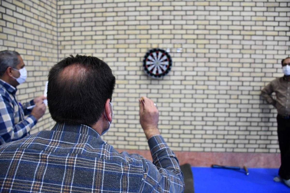 به مناسبت هفته تربیت بدنی برگزار شد :
برگزاری مسابقه دارت بین کارکنان واحد دانشور 
 2