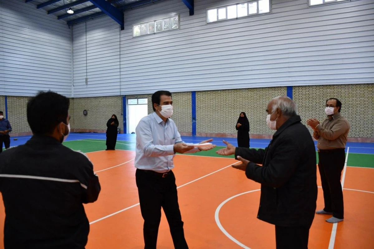 به مناسبت هفته تربیت بدنی برگزار شد :
برگزاری مسابقه دارت بین کارکنان واحد دانشور 
 4