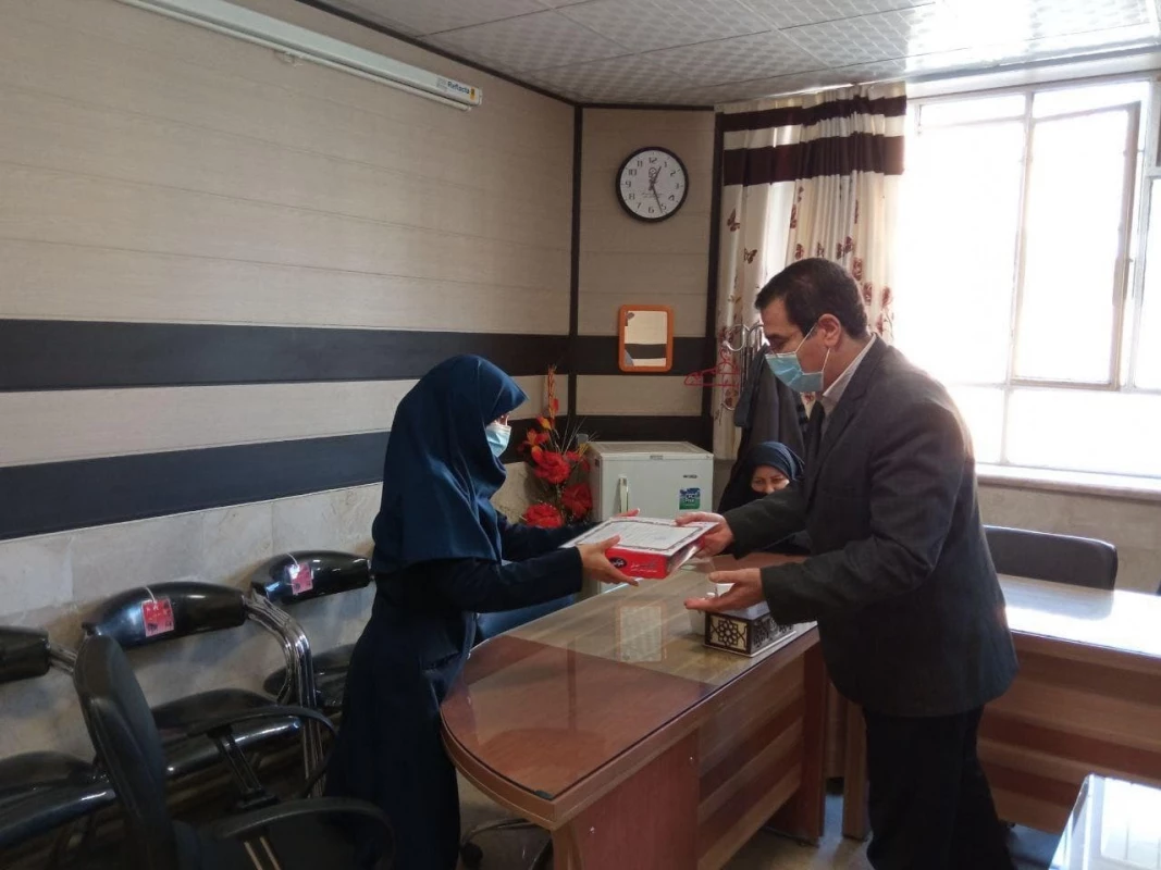 همزمان با میلاد حضرت زهرا( سلام الله علیها) و بزرگداشت مقام مادر برگزار شد : 
تجلیل از کارکنان خواهر واحد  دانشور نیشابور  2