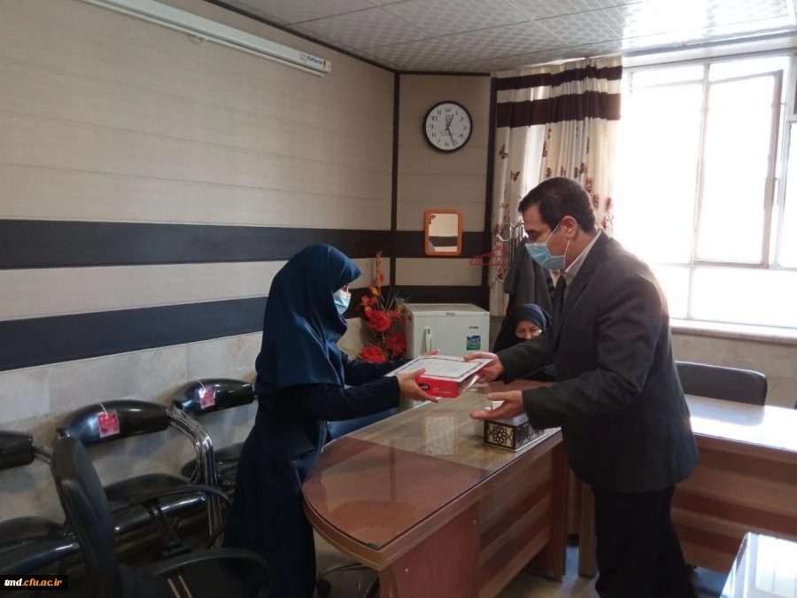 همزمان با میلاد حضرت زهرا( سلام الله علیها) و بزرگداشت مقام مادر برگزار شد : 
تجلیل از کارکنان خواهر واحد  دانشور نیشابور  2