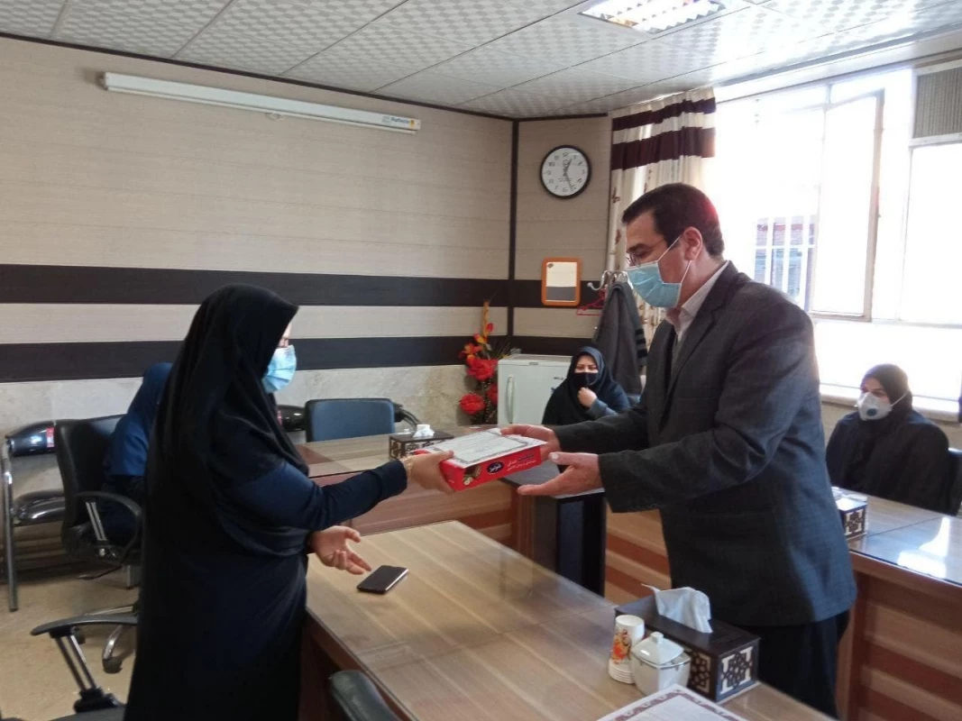 همزمان با میلاد حضرت زهرا( سلام الله علیها) و بزرگداشت مقام مادر برگزار شد : 
تجلیل از کارکنان خواهر واحد  دانشور نیشابور  3