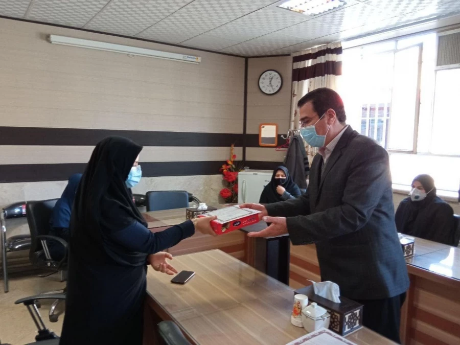 همزمان با میلاد حضرت زهرا( سلام الله علیها) و بزرگداشت مقام مادر برگزار شد : 
تجلیل از کارکنان خواهر واحد  دانشور نیشابور  3