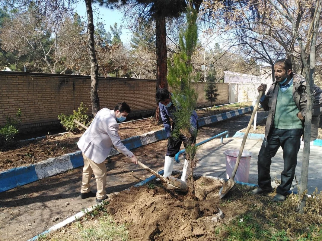 همزمان با هفته منابع طبیعی و روز درختکاری انجام شد : 
غرس چند اصله نهال در محوطه دانشگاه فرهنگیان واحد دانشور  2