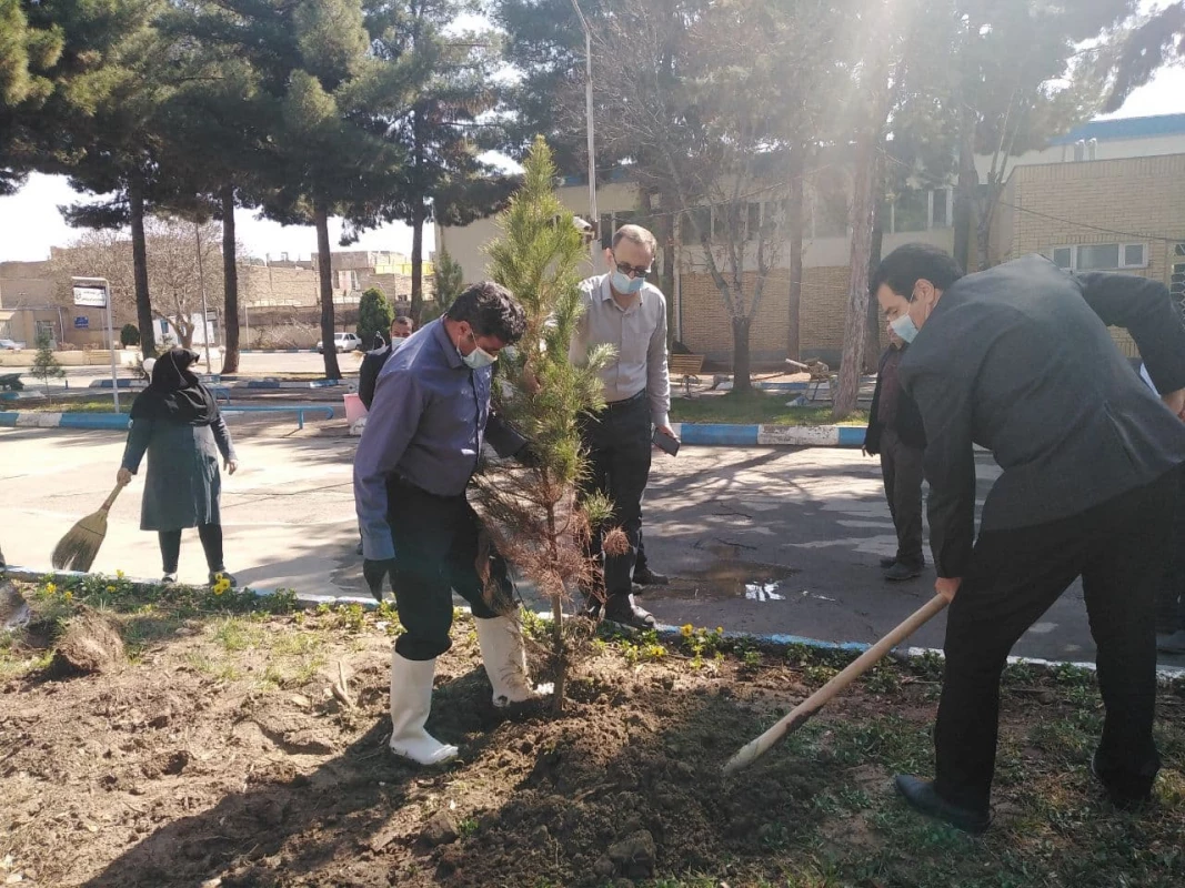 همزمان با هفته منابع طبیعی و روز درختکاری انجام شد : 
غرس چند اصله نهال در محوطه دانشگاه فرهنگیان واحد دانشور  3