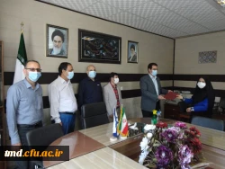 همزمان با روز 27 اردیبهشت ، روز روابط عمومی انجام شد . 
تجلیل از سرکار خانم اولادی مسئول محترم روابط عمومی واحد دانشور  2