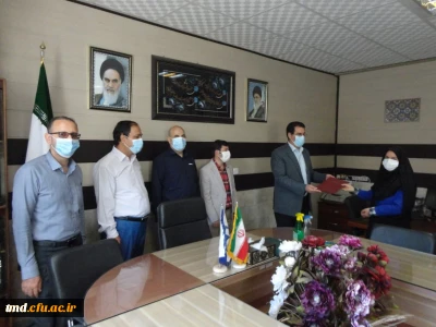 همزمان با روز 27 اردیبهشت ، روز روابط عمومی انجام شد . 
تجلیل از سرکار خانم اولادی مسئول محترم روابط عمومی واحد دانشور 