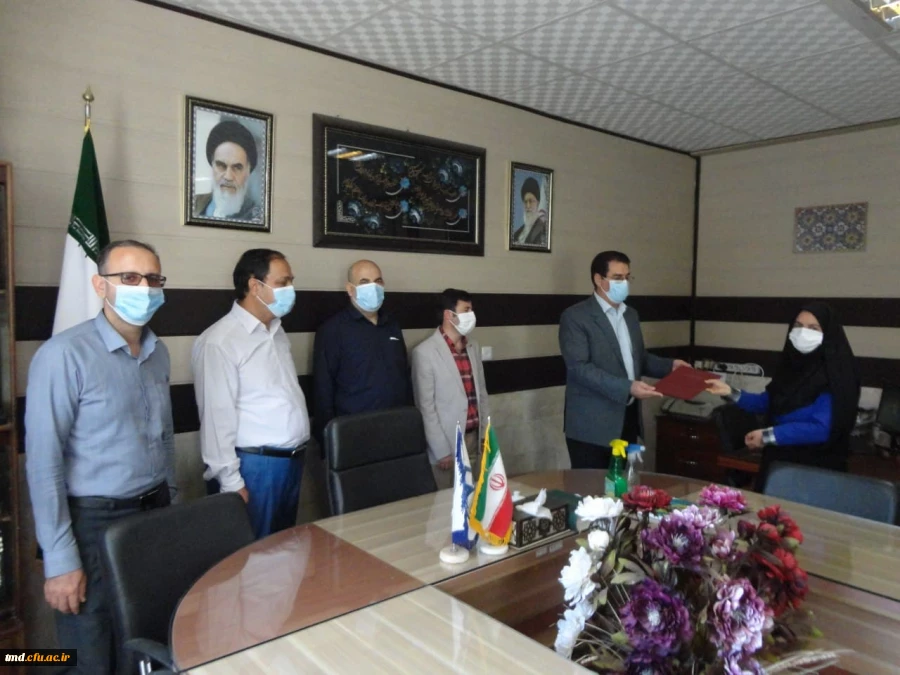 همزمان با روز 27 اردیبهشت ، روز روابط عمومی انجام شد . 
تجلیل از سرکار خانم اولادی مسئول محترم روابط عمومی واحد دانشور  2