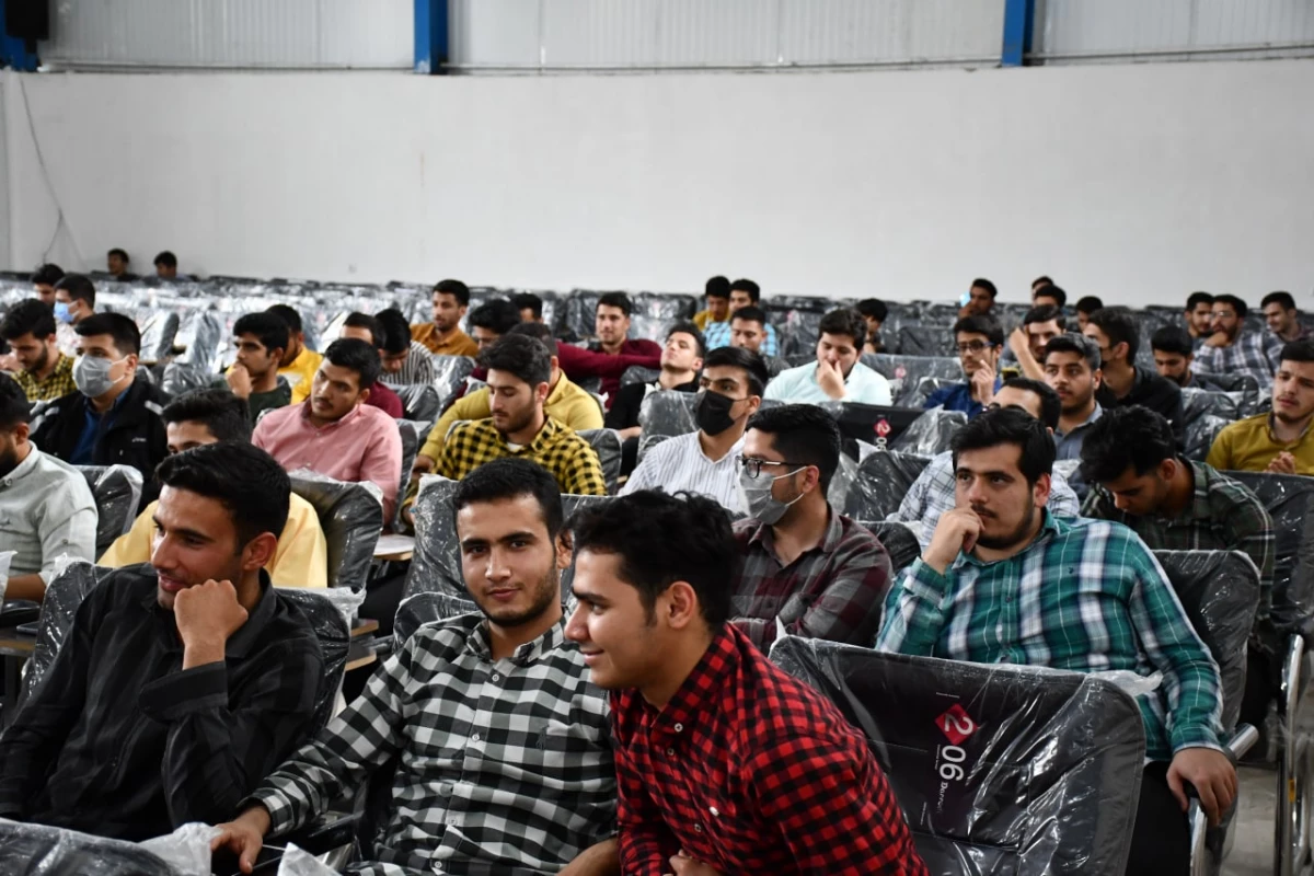 همزمان با هفته سرآمدی آموزش و بزرگداشت هفته معلم انجام شد : 
مراسم جشن و تجلیل از برگزیدگان علمی ، فرهنگی ، ورزشی واحد دانشور 4