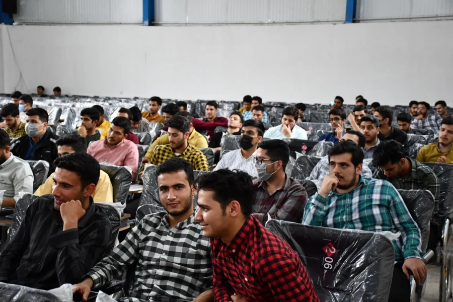 همزمان با هفته سرآمدی آموزش و بزرگداشت هفته معلم انجام شد : 
مراسم جشن و تجلیل از برگزیدگان علمی ، فرهنگی ، ورزشی واحد دانشور 4