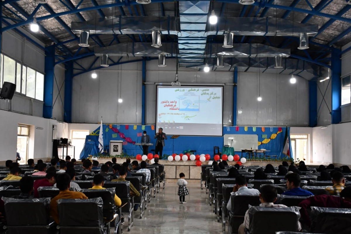 همزمان با هفته سرآمدی آموزش و بزرگداشت هفته معلم انجام شد : 
مراسم جشن و تجلیل از برگزیدگان علمی ، فرهنگی ، ورزشی واحد دانشور 5