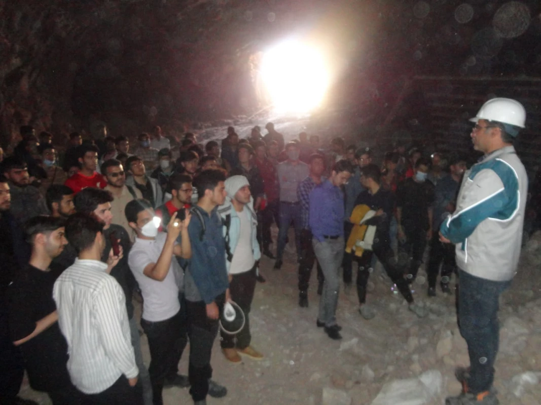 در راستای درس آموزش علوم تجربی و با حضور دکتر رئوفیان انجام شد : 
بایدید دانشجویان ورودی 1400 از معدن نمک و روستای ییلاقی بقیع شهرستان نیشابور  4