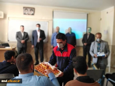 همزمان با هفته وحدت انجام شد : 
حضور مسئولین دانشگاه در کلاسهای درس دانشجویان و تبریک عید میلاد 