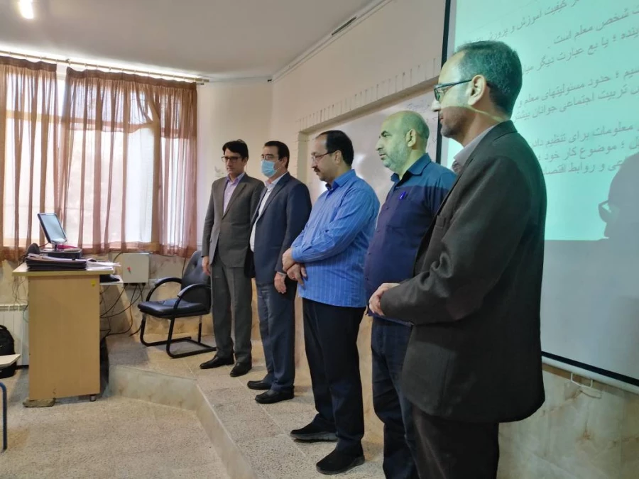 همزمان با هفته وحدت انجام شد : 
حضور مسئولین دانشگاه در کلاسهای درس دانشجویان و تبریک عید میلاد  3