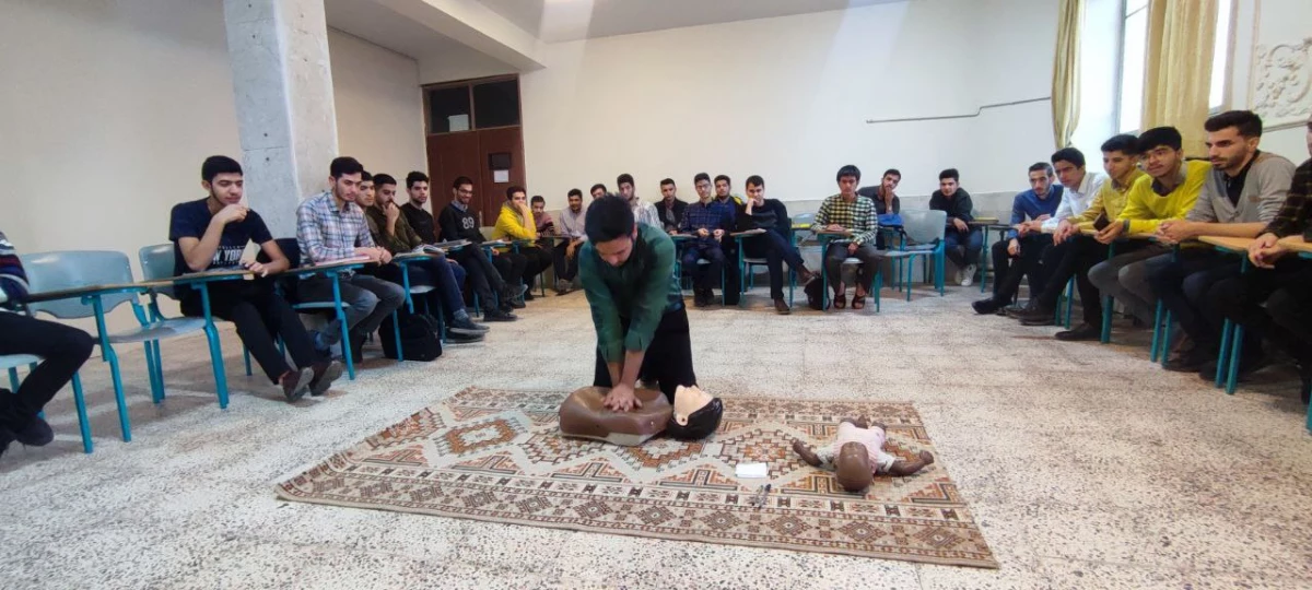 به همت کانون هلال احمر واحد دانشور برگزار شد:  
دوره مهارتی آموزش کمک های اولیه  2