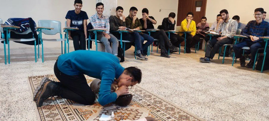 به همت کانون هلال احمر واحد دانشور برگزار شد:  
دوره مهارتی آموزش کمک های اولیه  3