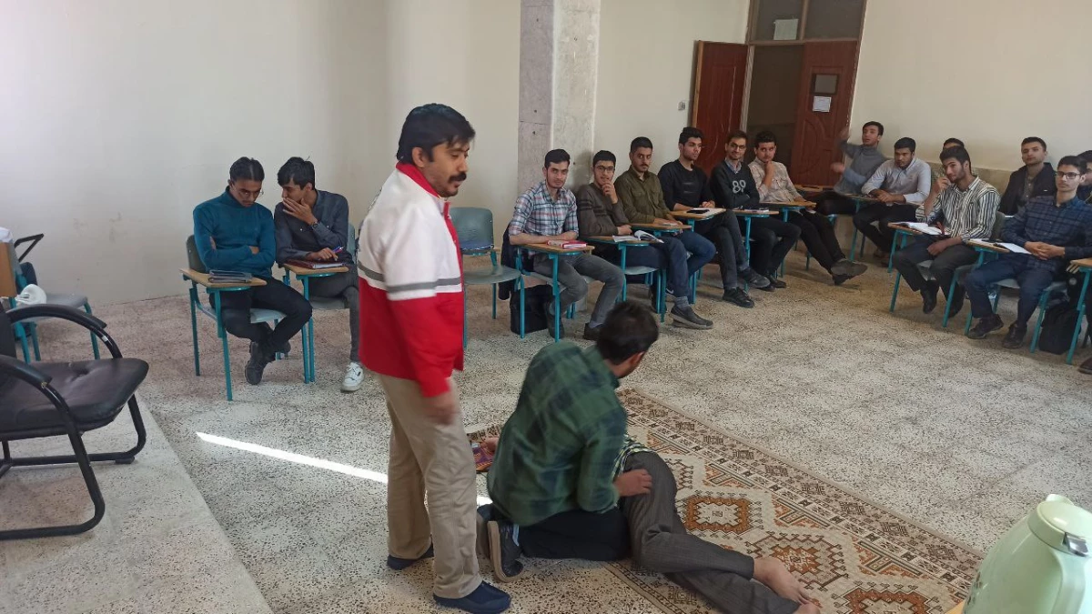 به همت کانون هلال احمر واحد دانشور برگزار شد:  
دوره مهارتی آموزش کمک های اولیه  6