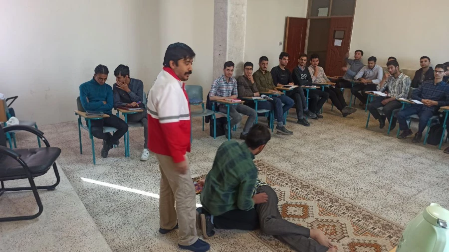 به همت کانون هلال احمر واحد دانشور برگزار شد:  
دوره مهارتی آموزش کمک های اولیه  6