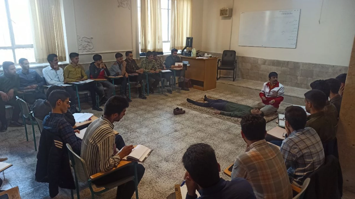 به همت کانون هلال احمر واحد دانشور برگزار شد:  
دوره مهارتی آموزش کمک های اولیه  8